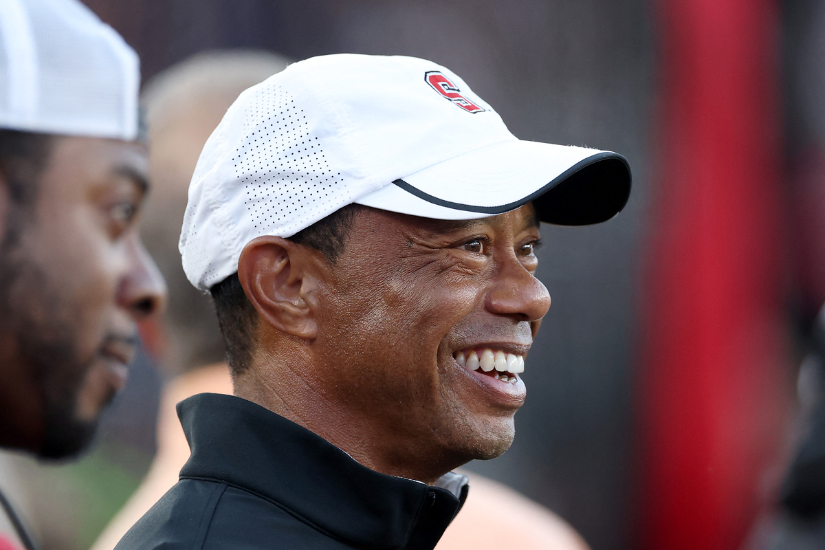 Tiger Woods watches the college football game between the Stanford Cardinal and the Miami Hurricanes on Sept. 4 local time. AFP-Yonhap - Seoul Economic Daily Sports News from South Korea