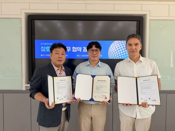 Choi Yoon-dong, professor at Shin Ansan University, Song Daegeun, executive director of Show Golf, and Jeong Guyeong, professor at Dongwon University (from left), are posing for a commemorative photo after signing a memorandum of understanding (MOU). Courtesy of Show Golf