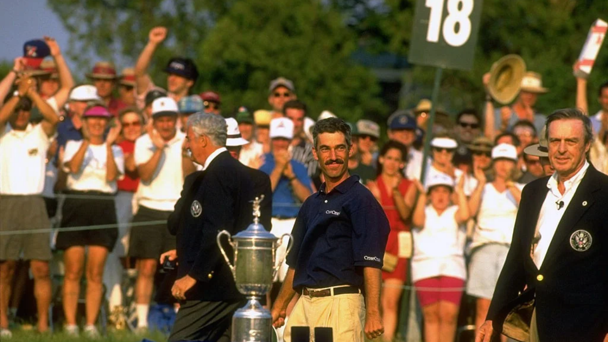 Corey Pavin holds a trophy on No. 18 at Shinnecock Hills.