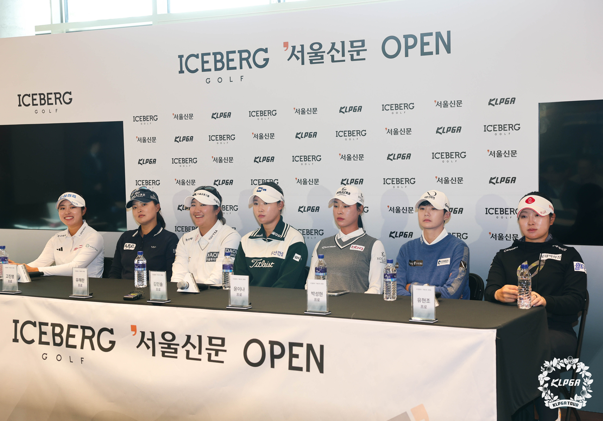 Leading players attend a press conference for the Iceberg Golf·Seoul Shinmun Open held at H1 Club in Icheon, Gyeonggi Province, on Oct. 15. From left: Seo Kyo-rim, Ko Jin-young, Yoo Hae-ran, Kim Min-sol, Yoon Ina, Park Sung-hyun and Yoo Hyun-jo. Photo courtesy of KLPGA - Seoul Economic Daily Sports News from South Korea