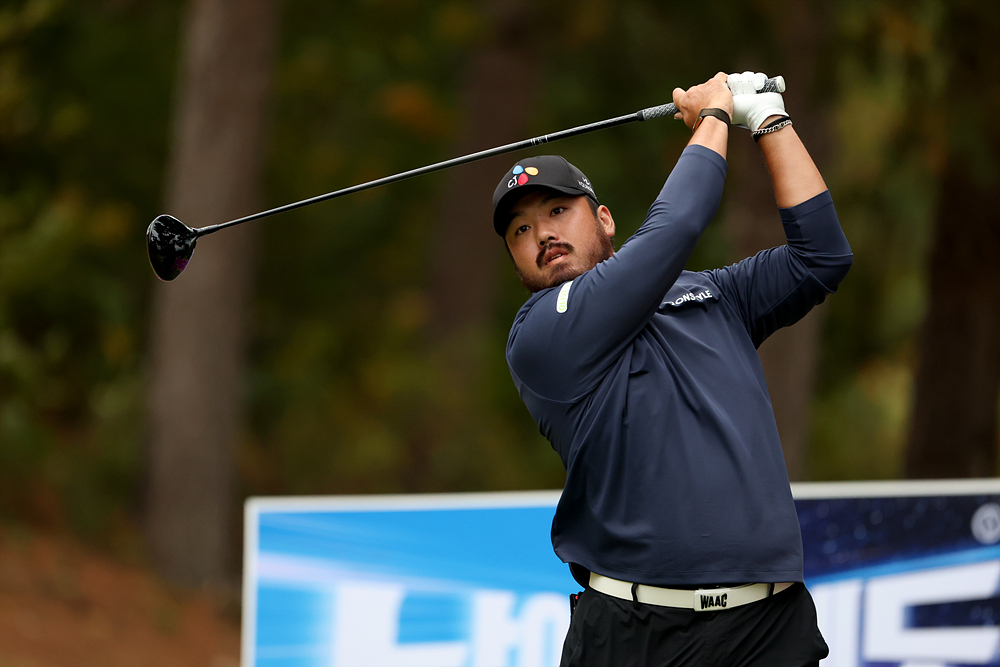 Jung Chan-min hits a tee shot on the third hole during the final round of the KPGA Tour The Charity Classic at Seowon Valley CC in Paju, Gyeonggi, on the 18th. Courtesy of KPGA - Seoul Economic Daily Sports News from South Korea