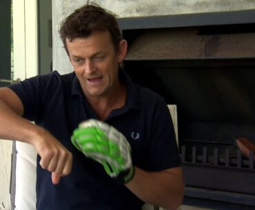 Quick Singles - Adam Gilchrist and the squash ball in the glove