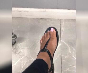 Review Crocs Women's Isabella T-Strap Sandal