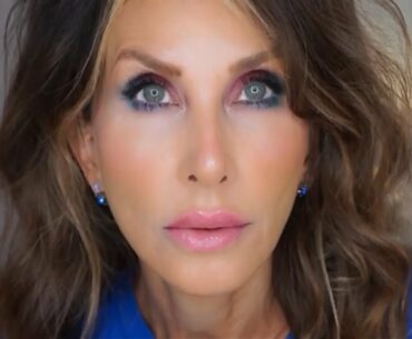 Using Bright Blue Mascara  Turquoise Eyeshadow Look   Graphic Tee      Charleston Makeup Artist