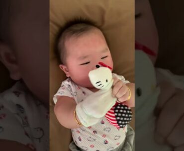 （baby Elton) 5 months baby old take glove off