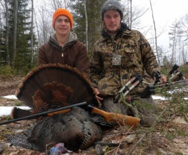 Early Season Gobbler! (Michigan Turkey Hunting 2020 episode 1)