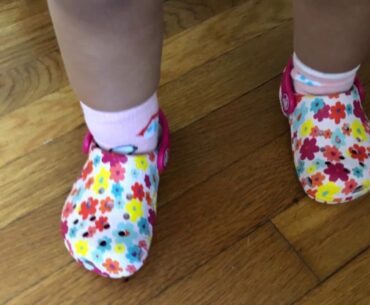 Review Crocs Kid's Classic Graphic Clog  Lightw...