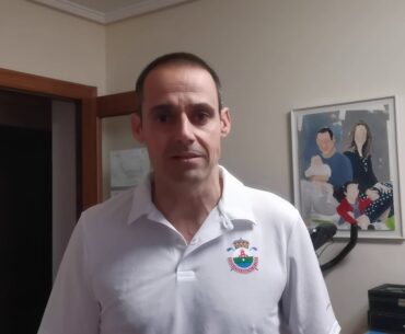 Coge bien el palo de golf de forma rapida