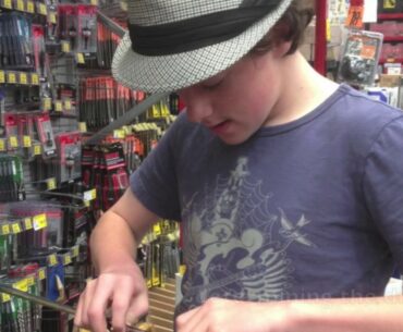 MAGIC - Coke Cans Into Golf Clubs