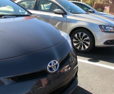 2013 Volkswagen Jetta Hybrid vs Toyota Prius Mashup Review