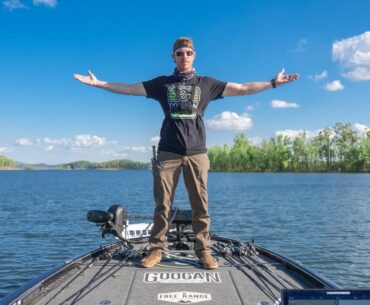 Bass Fishing a NEW LAKE | LOADED Fish & Clear Water!
