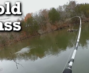Fishing late fall for tricky cold weather bass - December bass fishing!