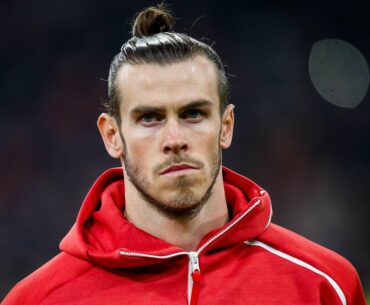 Gareth Bale marque un but... avec son putter de golf, dans un rouleau de PQ !