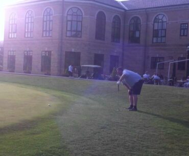 BELTON WOODS GOLF SAFARI 2011 - Malc's gin putt on 18th