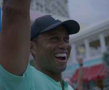Tiger Woods wins Hero Shot at Baha Mar