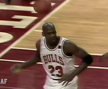 Michael Jordan DOESN'T EVEN Need to TRY! (1992.01.04) | Quick Highlights