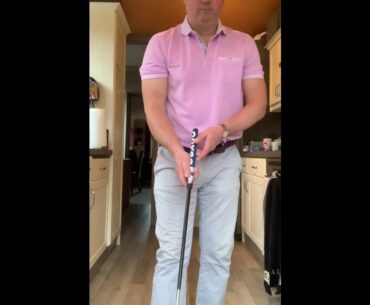 Quick Guide to learn the Reverse Overlap Putter Grip for a Beginner