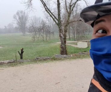 Baisse Les Yeux Face Au Golf