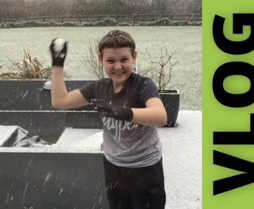 VLOG WK5: Snowball Fight! Goalie Training, Making Millionaire Shortbread, Cats being weird!