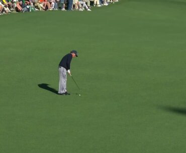 Phil Mickelson has caddie tend the pin from 60 yds out