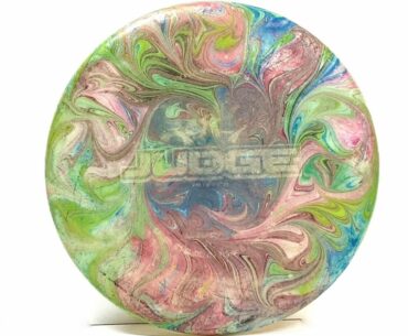 Timelapse disc golf dyeing a Dynamic Discs Judge in lucid plastic