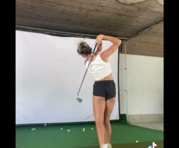 Beauty girl golf swing 😍😍