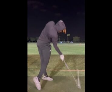 one hand golf swing tiktok @_snappygilmore #golf  #shorts #golftiktok