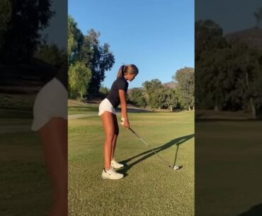 Nice move with right knee #golf #golfswing #shorts #golfgirl
