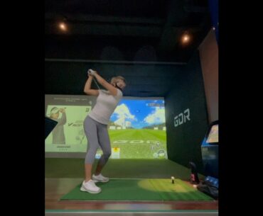 파워풀한 스윙 뒤에 이렇게 예쁜 목소리를 숨겨두셨었네용  #golf #short  #골프  | GOLF VN