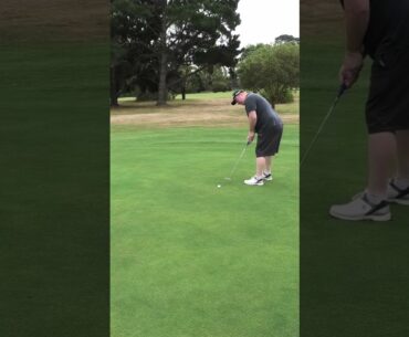 Putting for birdie on the first hole #short #golf #putting