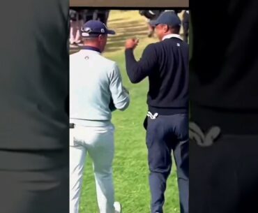 Tiger Woods hands Justin Thomas a Tampon #tampon #tiger #tigerwoods #shortsfeed #shortsvideo #trend