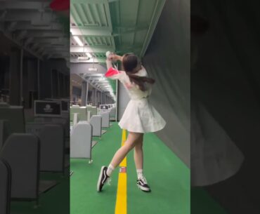 더 자신있게 치세요!!👍🚀😍 iron shot#golf #shorts #golfgirl | GOLF#SHORT