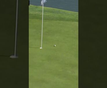 Tommy Fleetwood chips in...the water 😬
