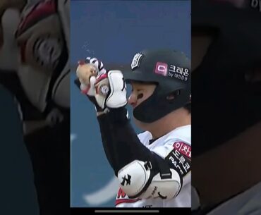 엄청난 힘으로 배트를 두동강 낸 박병호