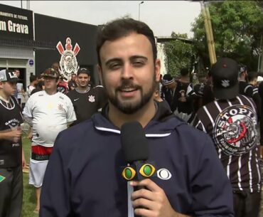 Torcedores do Corinthians protestam em frente ao CT Joaquim Grava