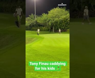 Not long after winning the Mexican Open, Tony Finau took the role of caddy for his kids. ⛳️🥹