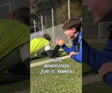 Heute Armdrücken: Juri vs. Yannick. Auch beim Fußball-Training gibt es Abwechslung!