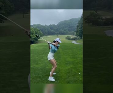 비오는데...🌧️드라이버샷 슬로모션👍🚀#golf #shorts #golfgirl  |GOLF#SHORT