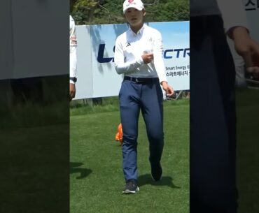 김민별프로 캐디의 조언을 들으며 등장하는 장타머신 황유민프로의 발걸음!!