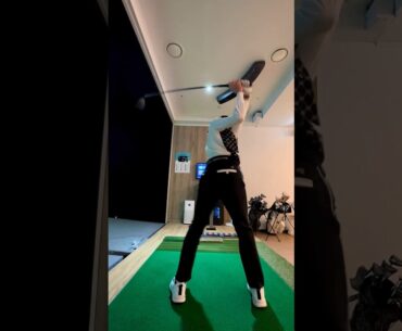 뒤에서 슬로우로 보니 다운스윙 하체턴 이해가 팍팍🥰😍#아이언스윙 #golfer #골프 #드라이브스윙 #golf #golfswing #골프스윙 #임팩트 #골프연습 #다운스윙