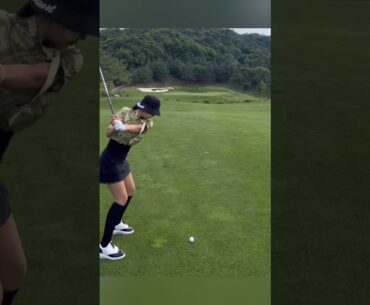 필드에서 아이언 제대로 쓸어치기~!!👏💯👍#golf #shorts #golfgirl | GOLF#SHORT