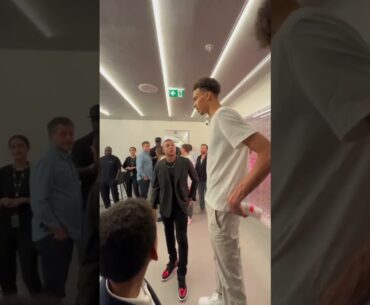O tamanho do Wembanyama ao lado do Mbappé! #shorts
