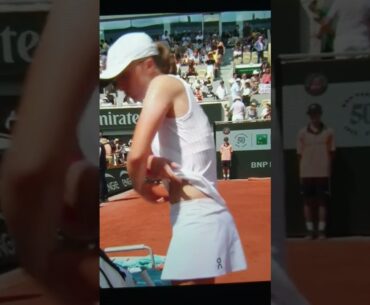 Iga Swiatek changing shirt, Roland Garros Final 2023.