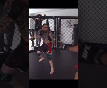 He went to 😴 in the first round #mma #ufc #shorts