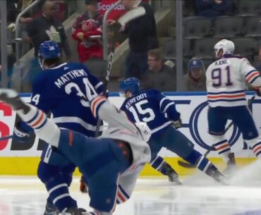 Connor McDavid runs into the absolute unit Auston Matthews