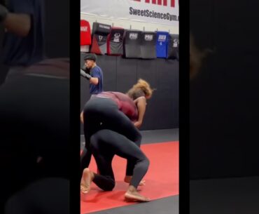 Jiu-Jitsu Highlight: She Crossed Her Feet #jiujitsu #sports #wrestling #martialarts #gym #mma #woman