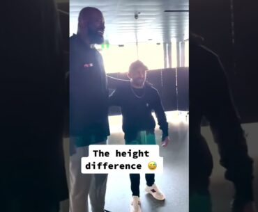 The height difference 😅 (via Alex Volkanovski)