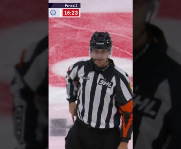 Anton Lindholm får matchstraff efter den här situationen med Henrik Björklund