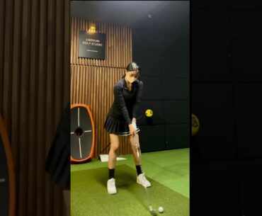 女子プロのアイアン。スローモーションスイング