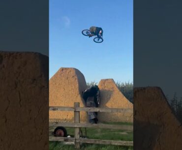 Matt Jones giving us the Friday feeling #MattJones #Friday #Vibes #mtb #dirtjumps #backyardtrails